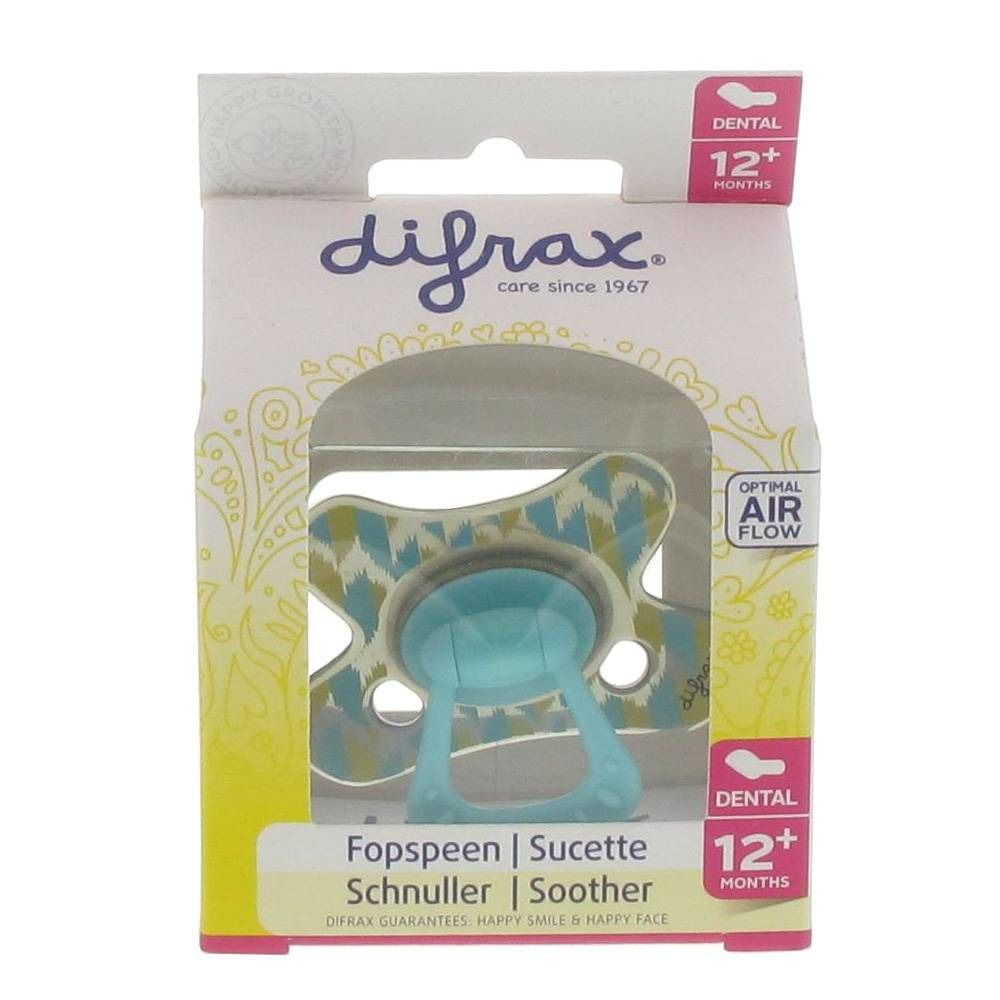 Schnuller in Verpackung. Blau-grünes Design, 12+ Monate. Marke: difrax. Aufschrift: Dental, Optimal Air Flow.