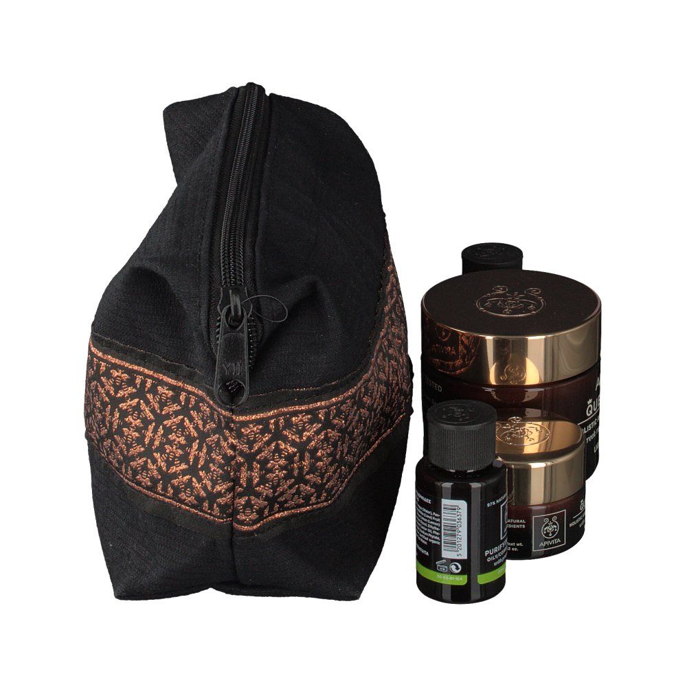 Schwarze Kosmetiktasche mit braunem Muster und Produkten. Produkte: Creme, Lotion, Reinigungschaum. Markenname: APIVITA.