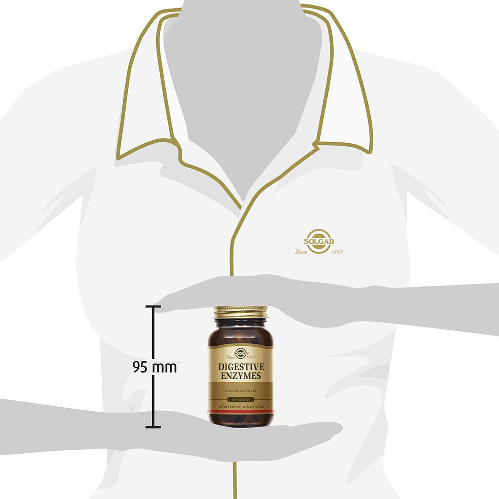 Flasche in Händen. Frau hält Flasche, daneben Maßangabe 95 mm.