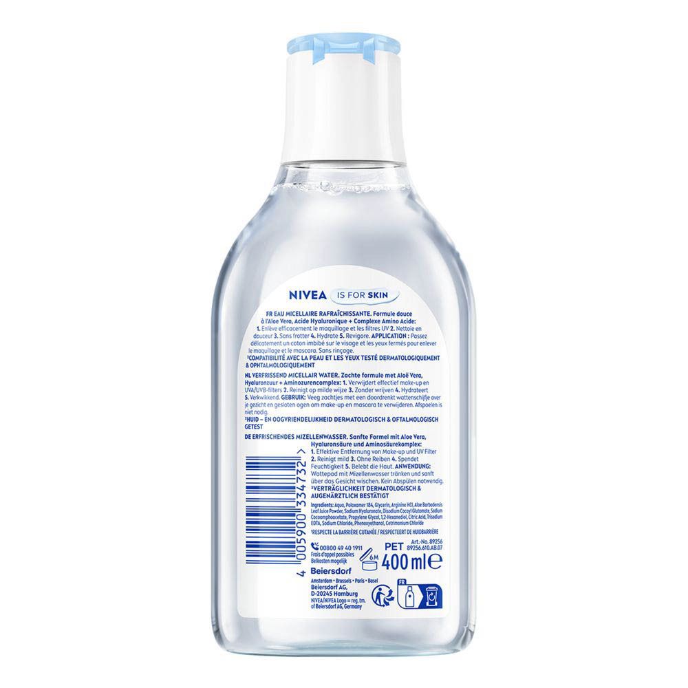 Gros plan de l'étiquette de la bouteille d'eau micellaire NIVEA MicellAIR, informations sur la bouteille 96% recyclée.