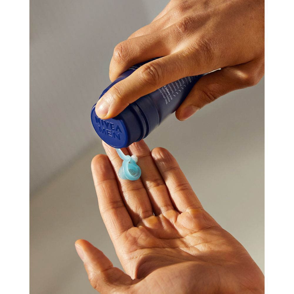 Mains tenant un flacon bleu de gel à raser NIVEA MEN. Le gel est pressé dans la paume.