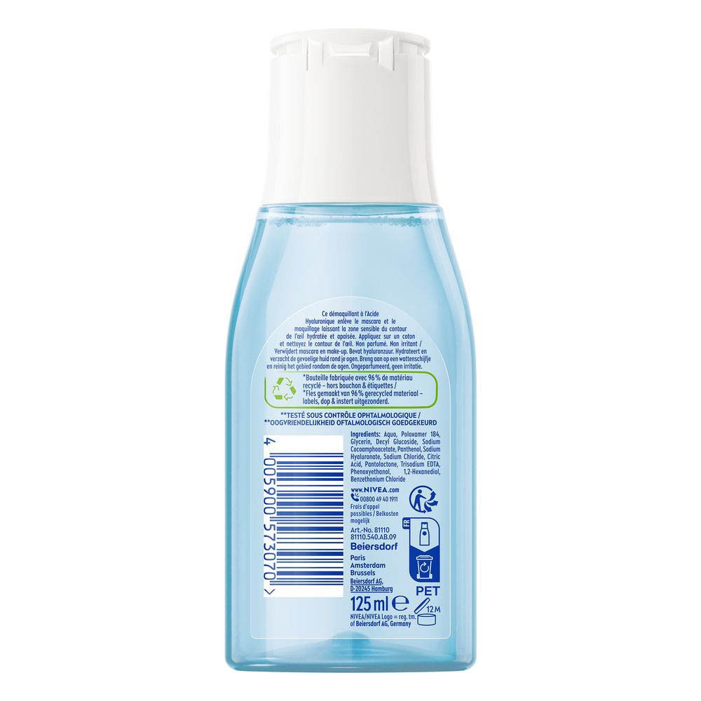 Femme tenant le Démaquillant Yeux NIVEA Extra Doux devant son œil.