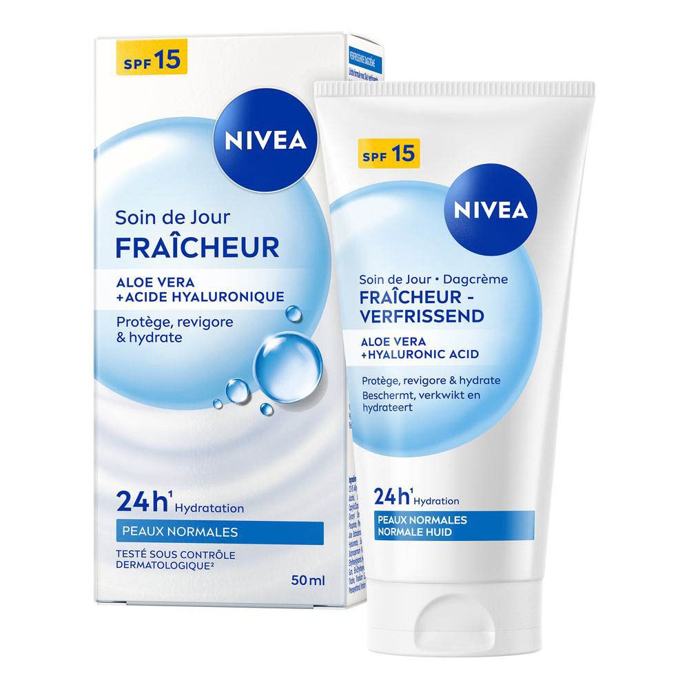 Tube de crème de jour NIVEA avec bouchon bleu. Contient de la vitamine E et un SPF 15.