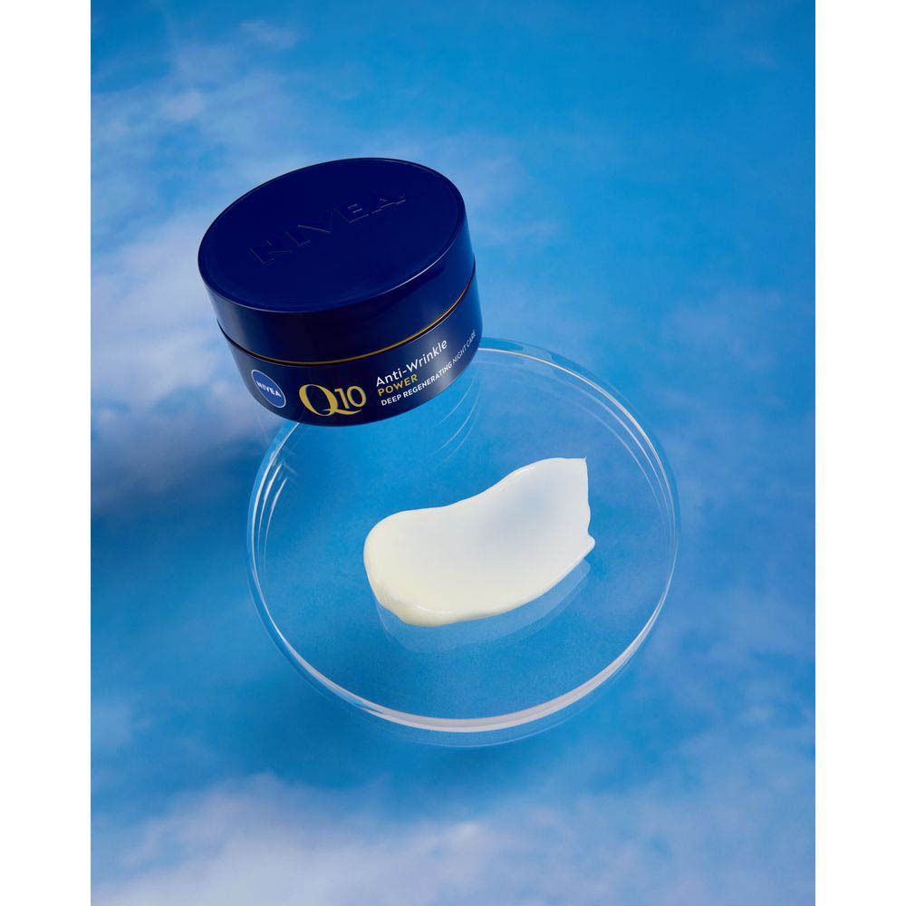 NIVEA Q10 POWER Crème de nuit anti-rides, légèrement en biais de face.