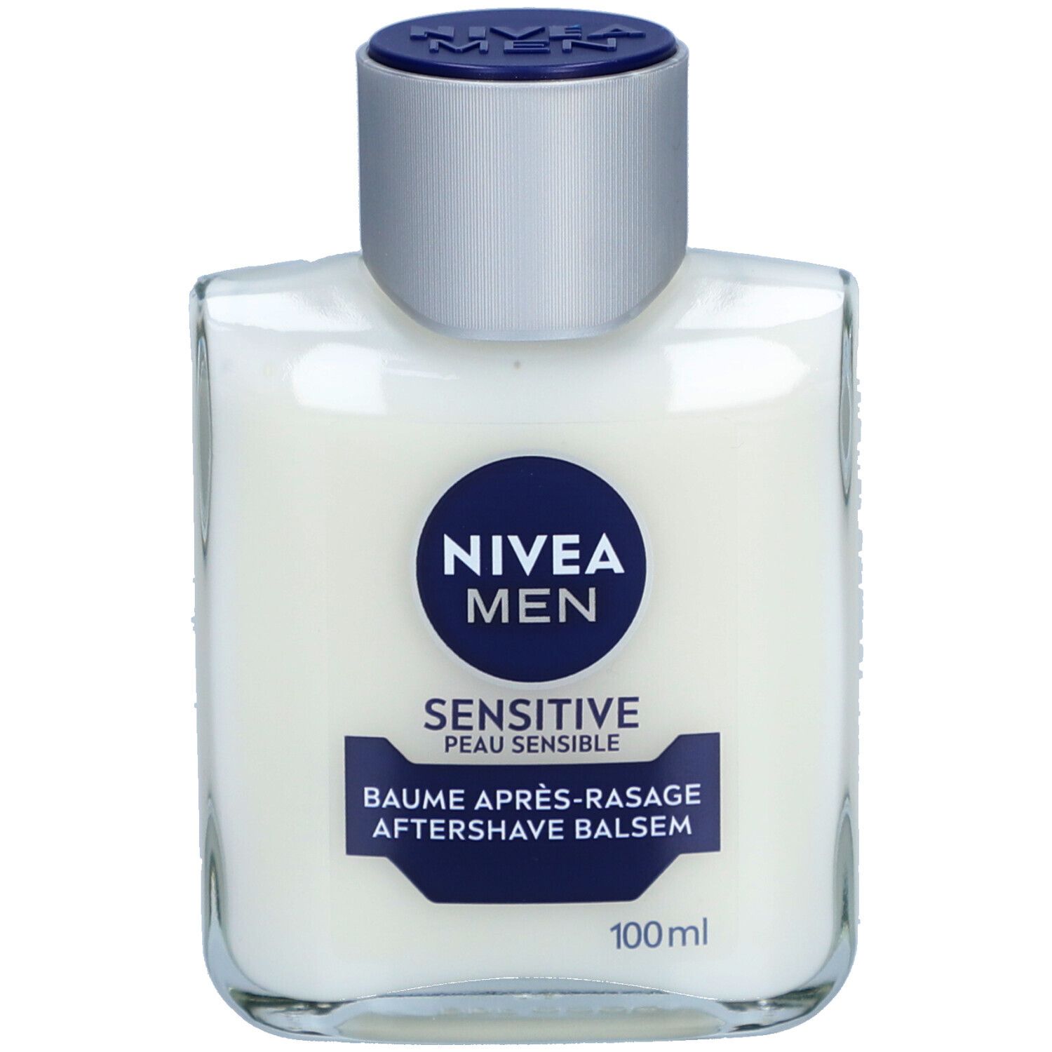Weiße Flasche mit weißem Deckel. Aufkleber mit NIVEA MEN, Sensitive und Aftershave/Après-Rasage.