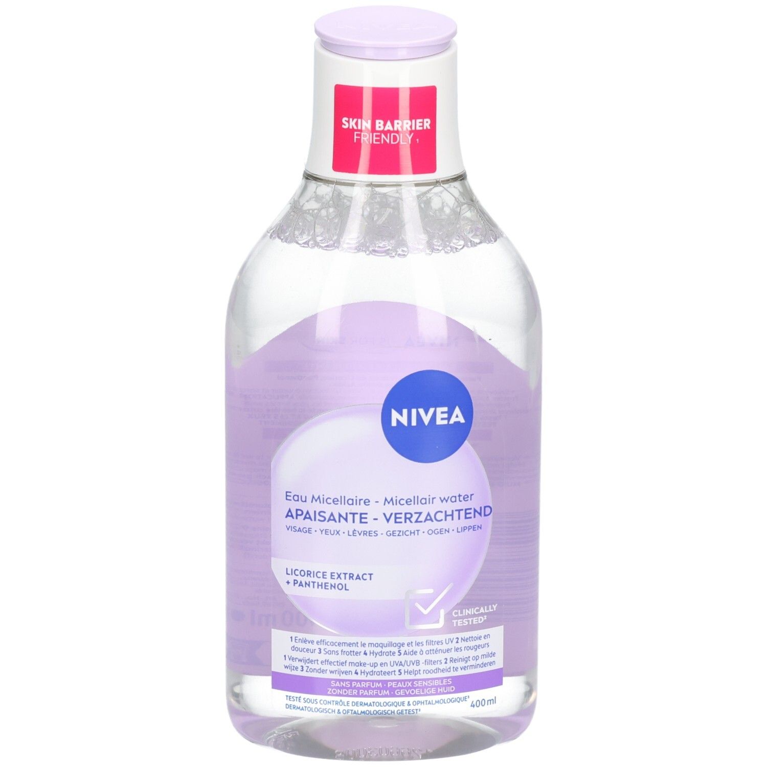 Frau mit Wattepad auf dem Auge, lächelnd. NIVEA MicellAIR Skin Breathe Mizellenwasser.