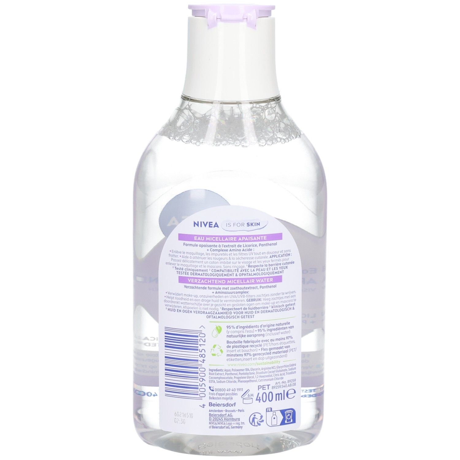 Lächelnde Frau mit glatter Haut, streicht sich über die Wange. NIVEA MicellAIR Skin Breathe.