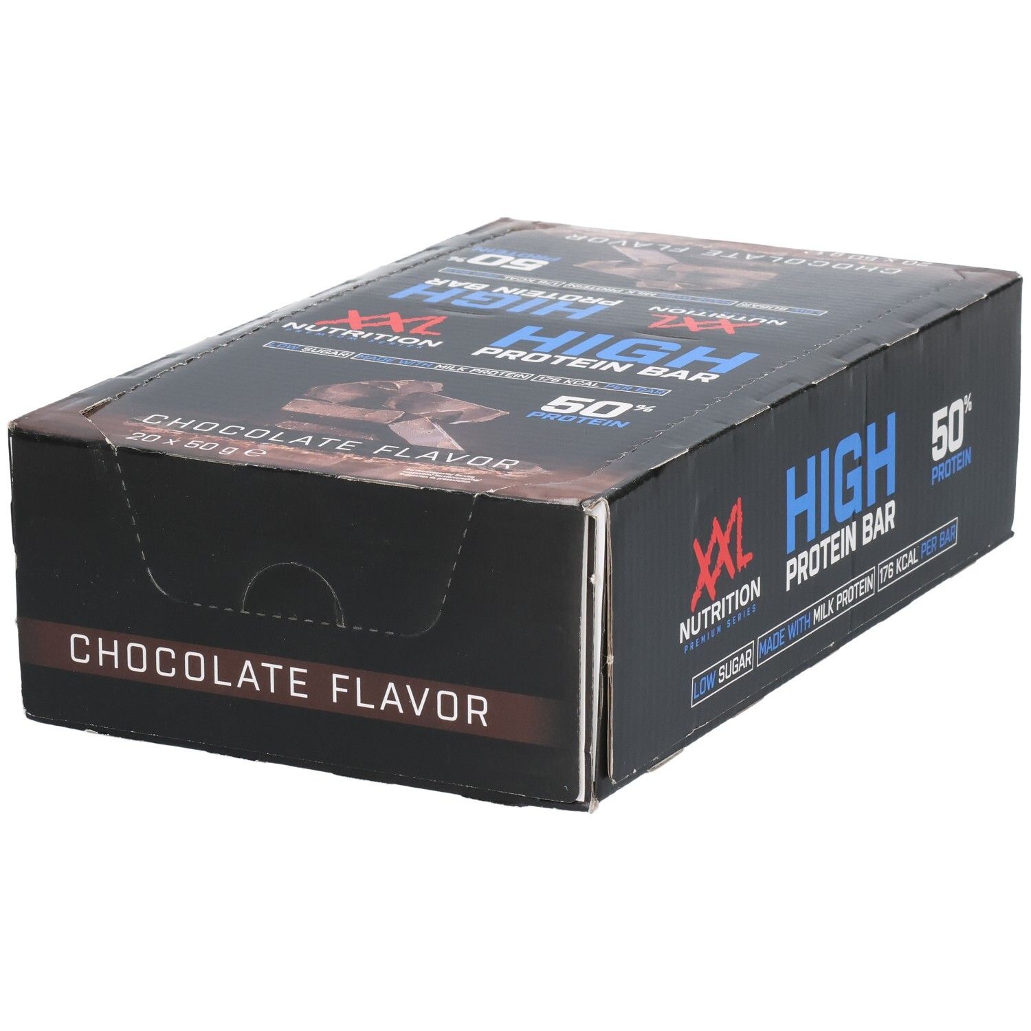 Schwarze Verpackung mit XXL Nutrition High Protein Bar. Aufschrift: Chocolate Flavor, High Protein Bar, 50% Protein.