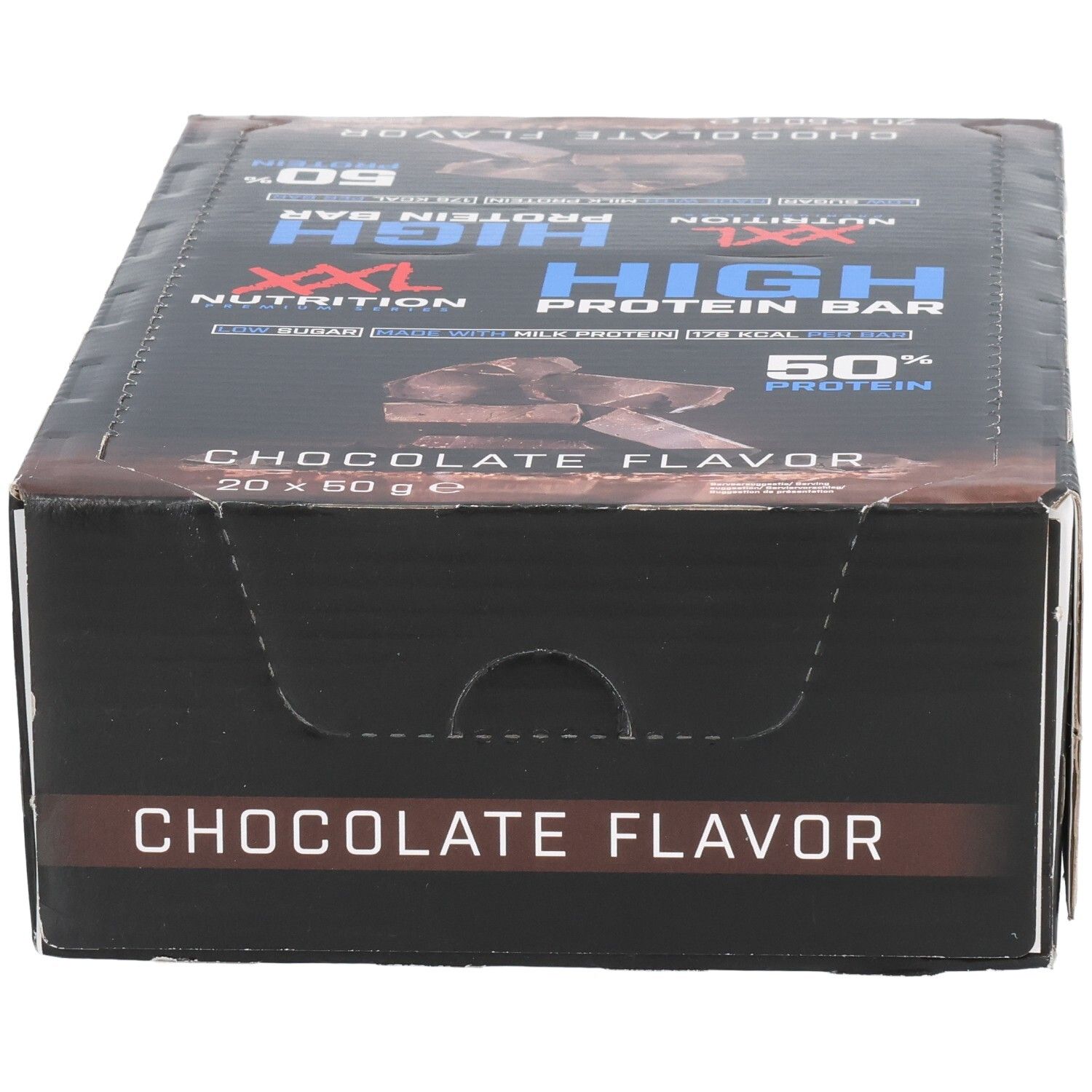 Schwarze Verpackung mit XXL Nutrition High Protein Bar. Aufschrift: Chocolate Flavor, High Protein Bar, 50% Protein.