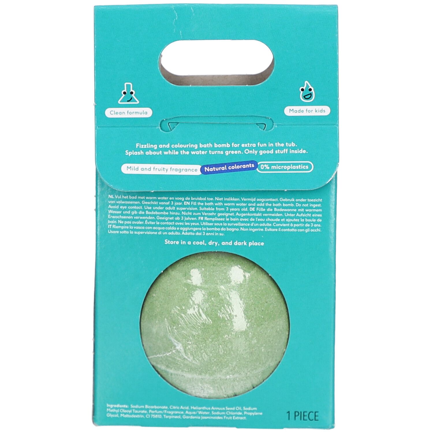 Rückseite der Verpackung mit grüner Badebombe. Text: Clean formula, Made for kids, Natural colorants, 0% microplastics. 1 piece.