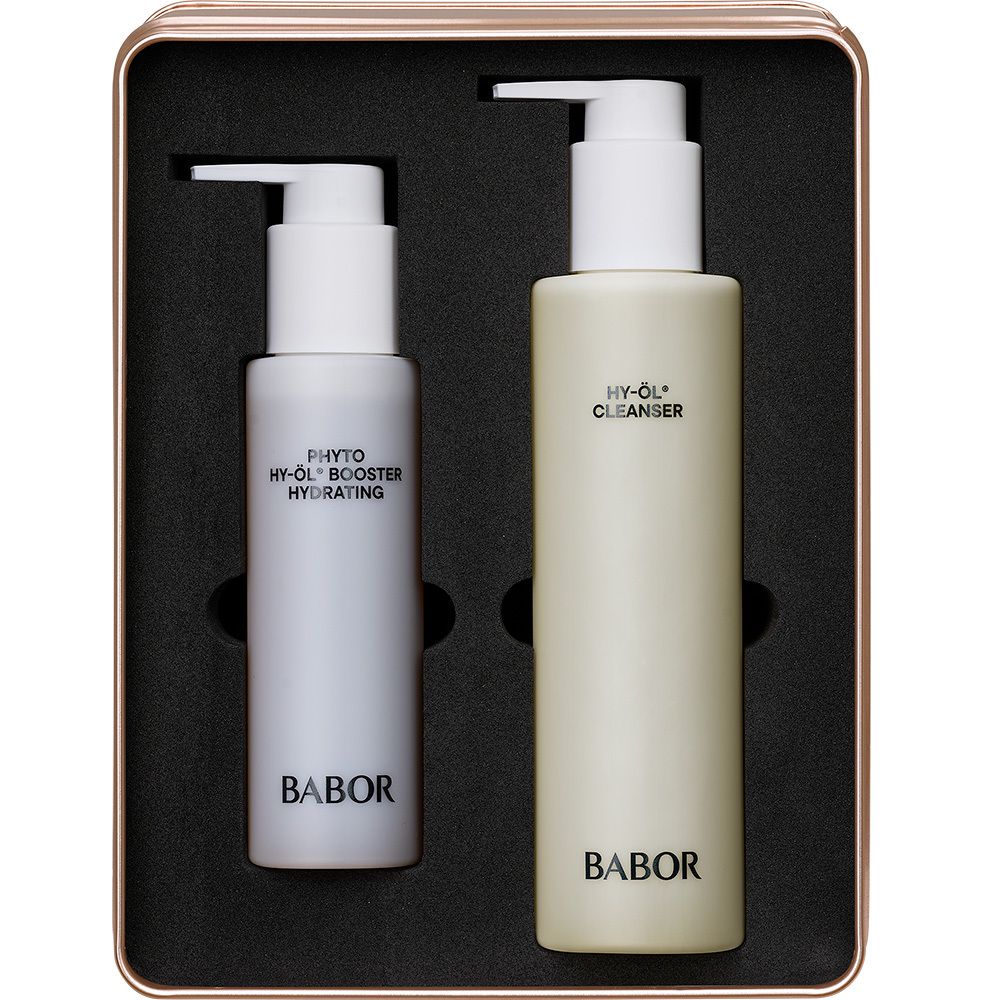 Geschenkset mit zwei Flaschen. Eine Flasche mit Pumpe, beschriftet mit Phyto HY-ÖL® Booster Hydrating. Eine Flasche mit HY-ÖL® Cleanser.