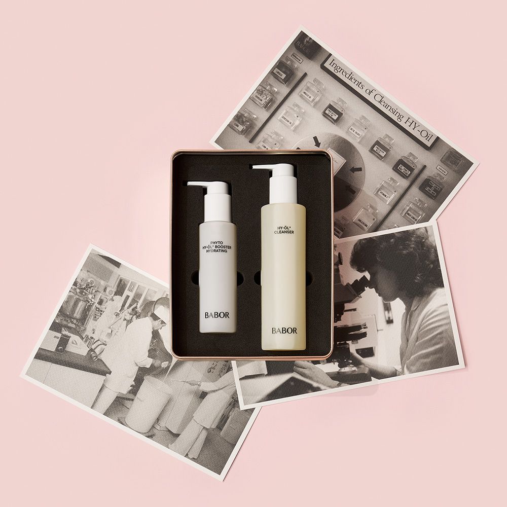 Coffret cadeau avec emballage, deux flacons et photos. Emballage avec texte et logo : Babor, rose. Flacons avec pompe.