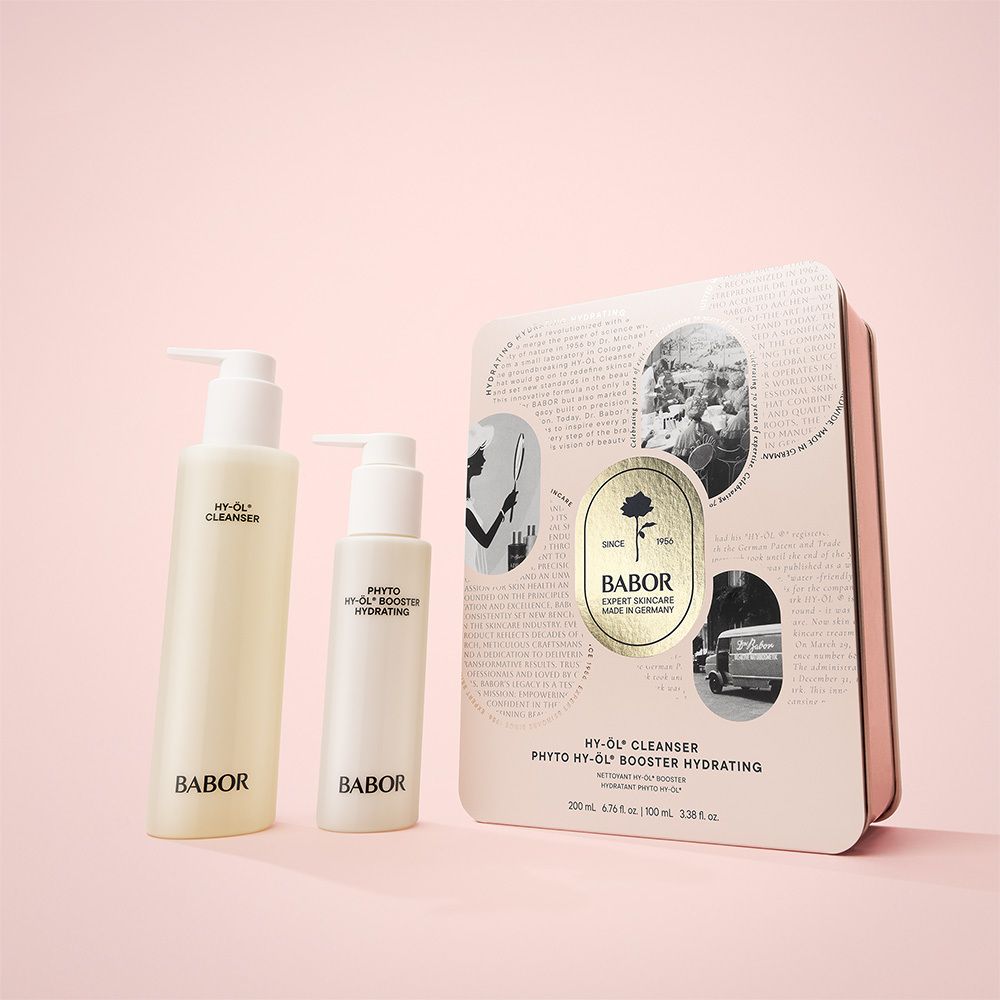 Coffret cadeau avec emballage et deux flacons. Emballage avec texte et logo : Babor, rose. Flacons avec pompe.