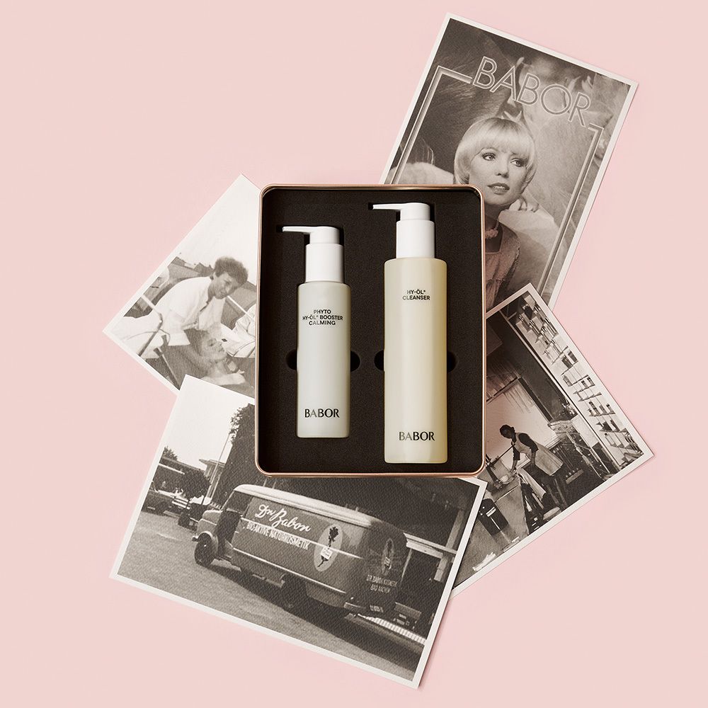Deux flacons dans un emballage, entourés de photos. Inscription : Phyto HY-ÖL Booster Calming, HY-ÖL Cleanser. Marque : Babor.