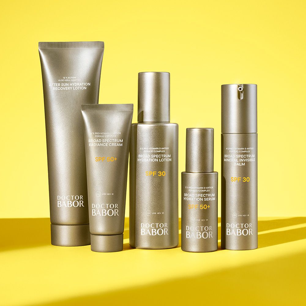 Divers flacons argentés. Inscription : DOCTOR BABOR. Produits : After Sun, Radiance Cream, Lotion, Sérum, Baume.