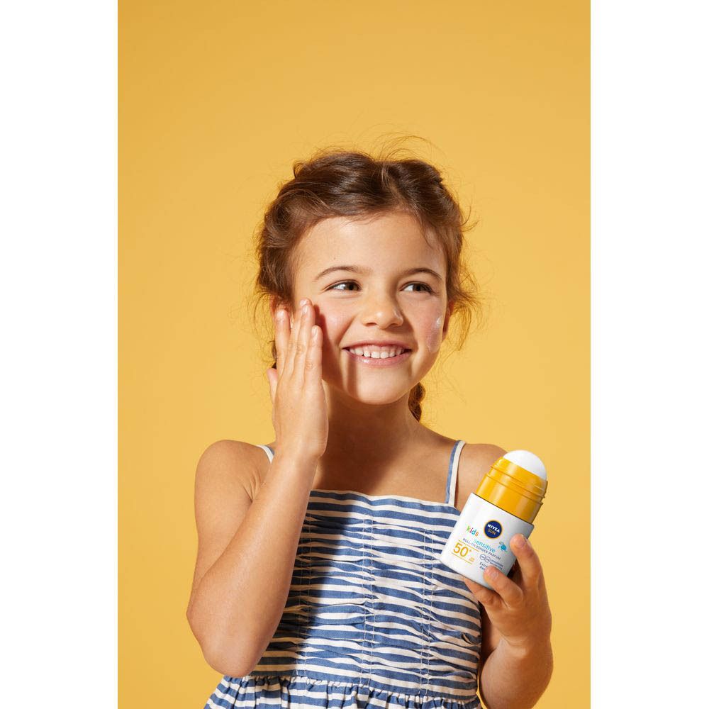 Dos du flacon de protection solaire roll-on. Bouteille blanche avec bouchon jaune. Texte et logos.