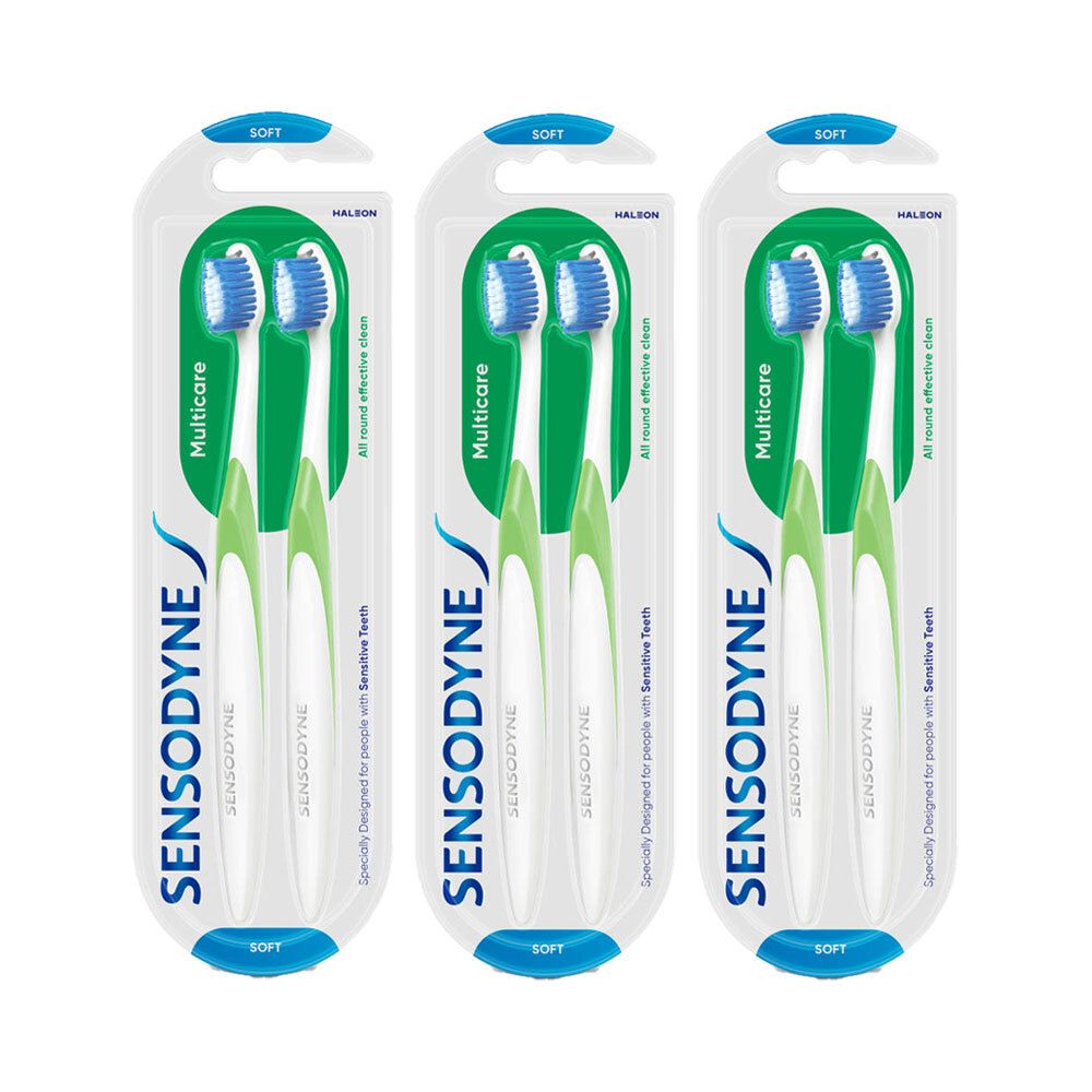 Drei Packungen Zahnbürsten. Jede Packung enthält zwei Zahnbürsten. Blaue Borsten, weißer Griff mit grünem Akzent. Sensodyne.