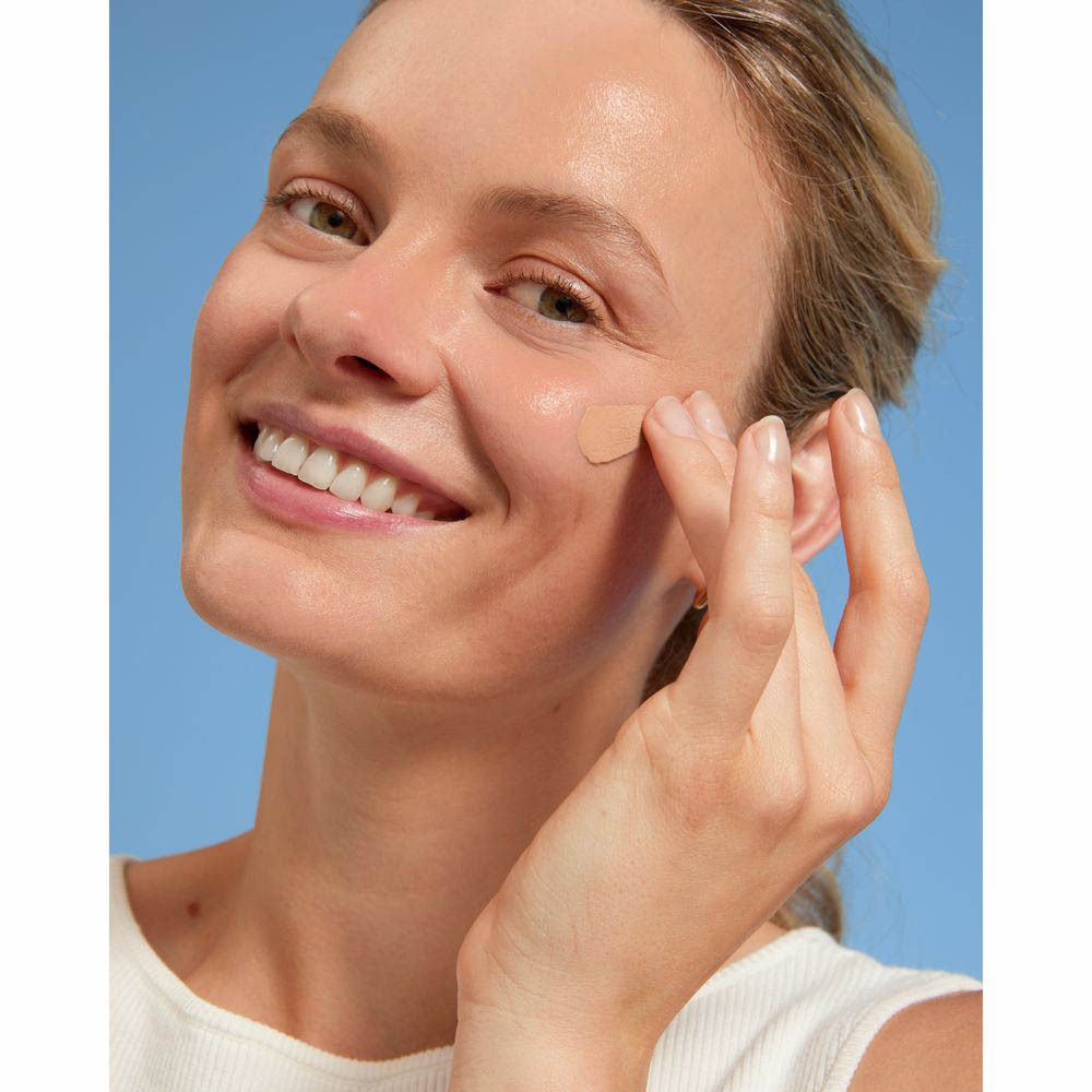 Arrière d'une boîte de crème BB NIVEA avec application, ingrédients et volume.