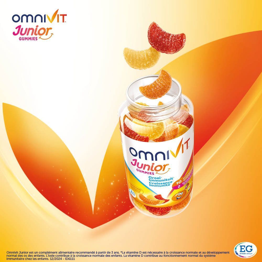 Un flacon et deux boîtes Omnivit Junior Gummies. Inscription: Omnivit Junior Gummies, 10 vitamines, 2 minéraux. Gommes.