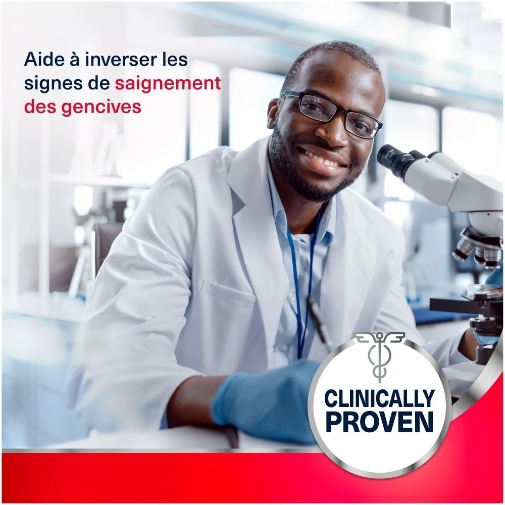 Homme en blouse de laboratoire près d'un microscope, sceau "Cliniquement prouvé".