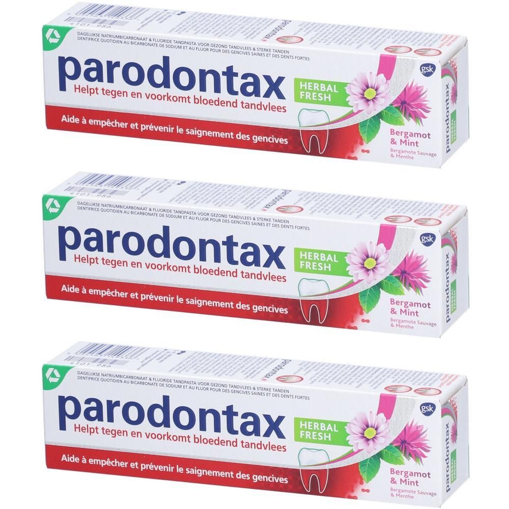 Drei Packungen parodontax® Herbal Fresh Zahnpasta. Weiße Tuben mit roter und grüner Schrift. Abbildung einer Blüte.