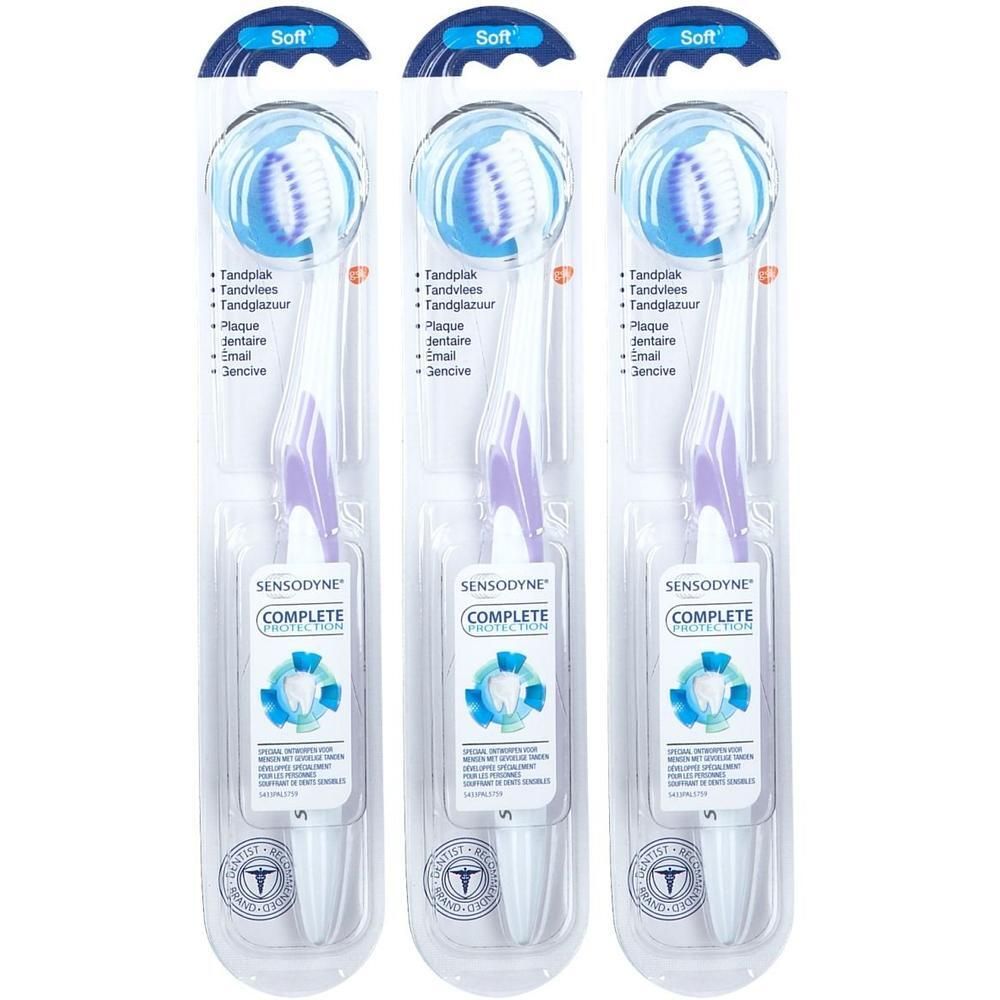 Drei Zahnbürsten in Blisterverpackung. Aufschrift: SENSODYNE Complete Protection. Blaue und weiße Borsten, lila Griff.