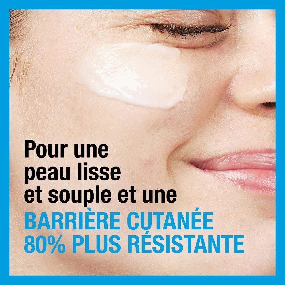 Gros plan d'une femme appliquant Neutrogena Hydro Boost Aqua Gel.