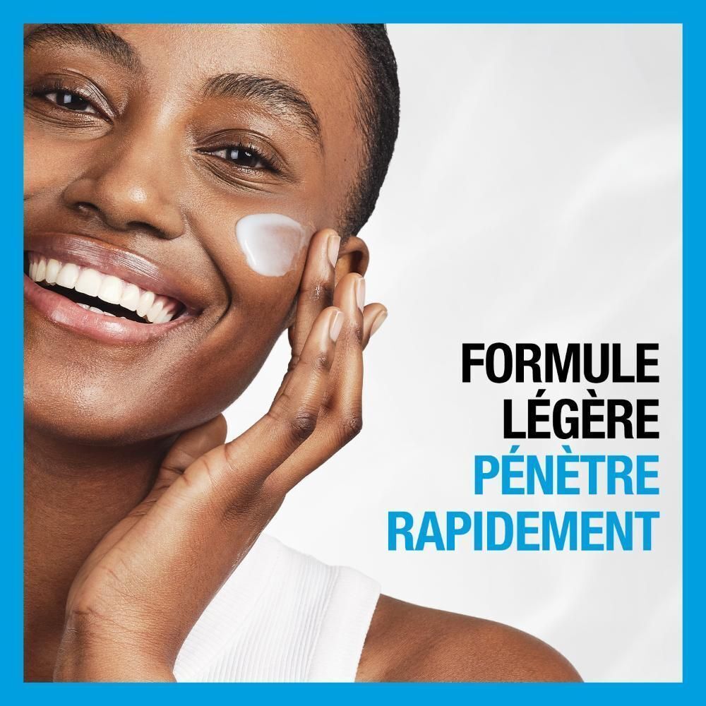 Gros plan d'une femme appliquant Neutrogena Hydro Boost Aqua Gel.