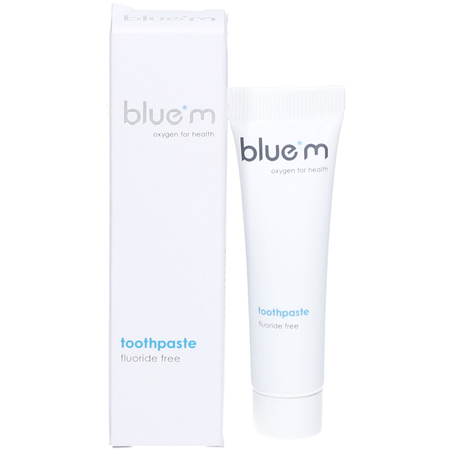 Tube de dentifrice et boîte. Inscription blue®m, dentifrice sans fluor. Boîte et tube blancs.