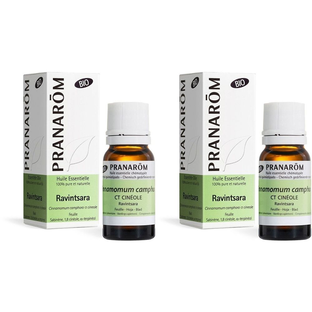 Zwei Flaschen und Verpackungen von PRANAROM Ravintsara. Braune Glasflaschen mit weißen Etiketten und Kartonverpackung.