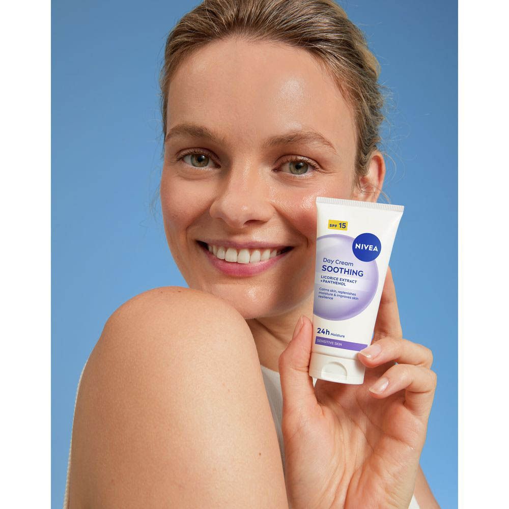 Femme tenant NIVEA Soin de Jour SPF15, hydratation 24h, pour peaux sensibles.