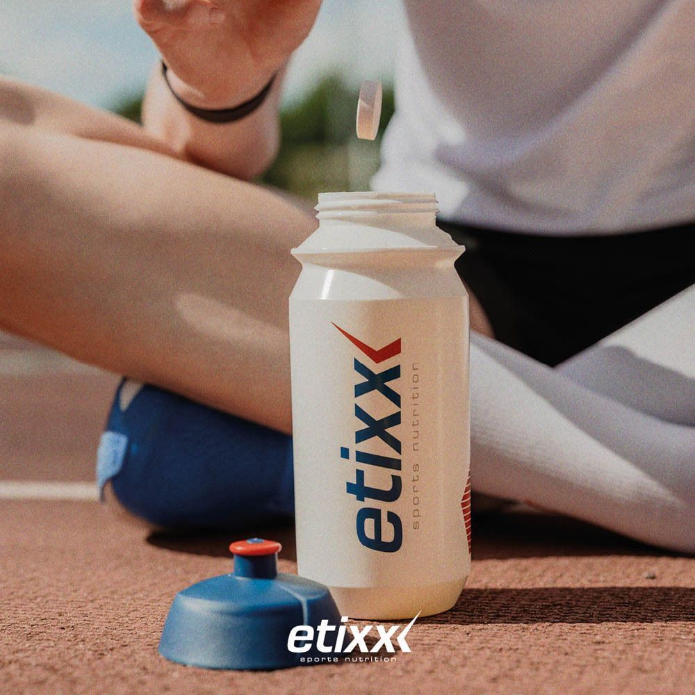 Weiße Sportflasche mit blauem Deckel und Etikett 'etixx sports nutrition'.