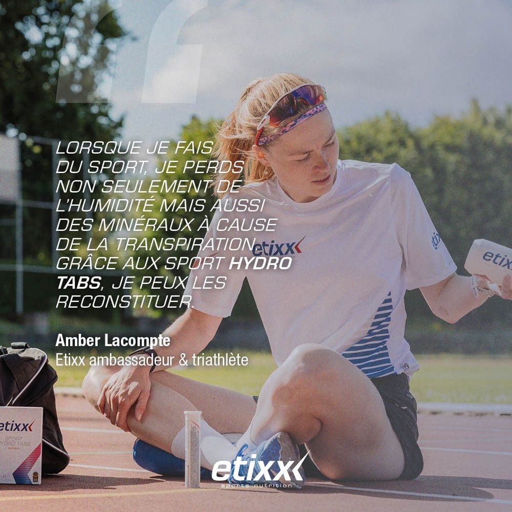 Eine Athletin sitzt auf einer Laufbahn und hält ein Etixx-Produkt. Eine Packung und eine Röhre mit Tabletten sind sichtbar.