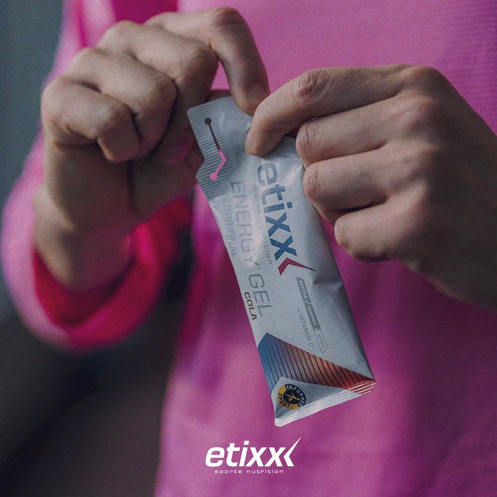 Sachet individuel d'Etixx Energy Gel Cola. Mention "Format compact" et label "Vegan".