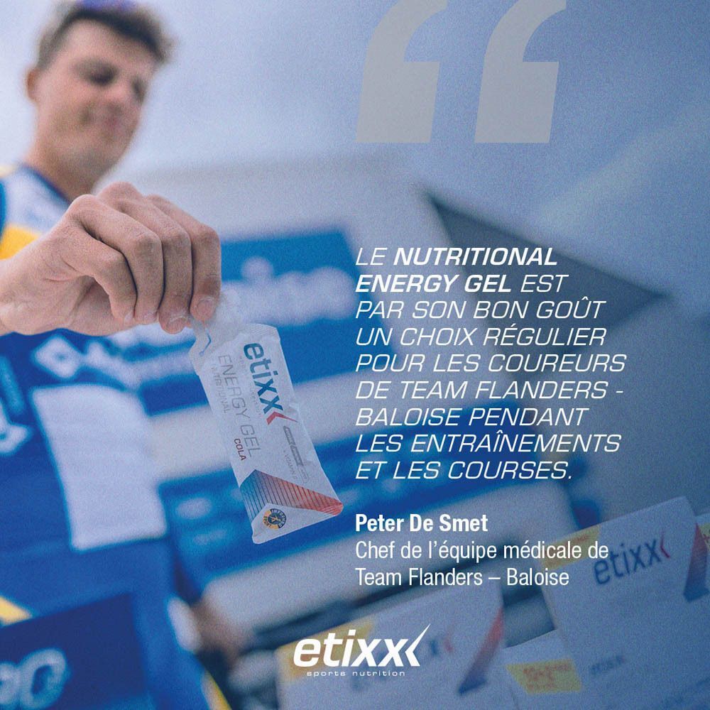 Main ouvrant un sachet d'Etixx Energy Gel Cola.