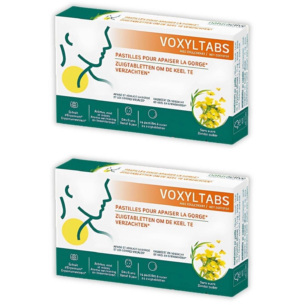Zwei Schachteln Voxyltabs. Weiße Verpackung mit orangefarbener Schrift. Aufschrift: Pastilles pour apaiser la gorge. Mit Illustration.
