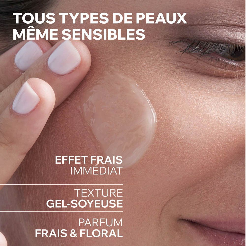 Nahaufnahme einer Hand, die eine transparente Geltextur auf die Haut aufträgt. Frischer, blumiger Duft.
