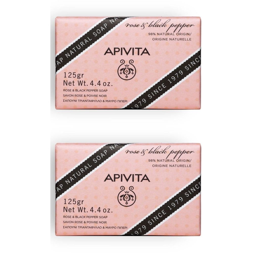 Deux savons rectangulaires. Emballage rose avec texte noir. Marque APIVITA. Inscription : Rose & poivre noir, 125g, 98% origine naturelle.