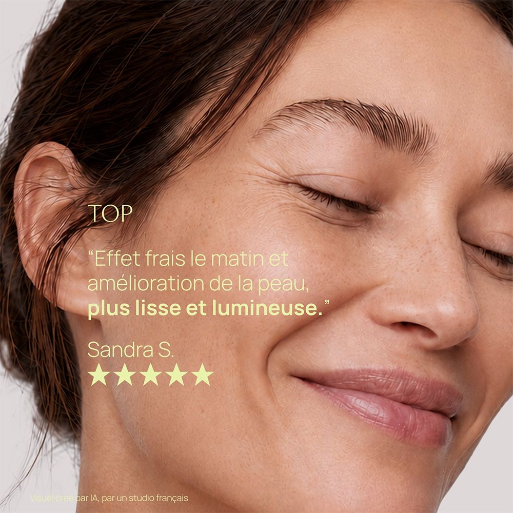 Femme souriante aux yeux fermés recevant un avis positif sur l'eau florale de rose Melvita.