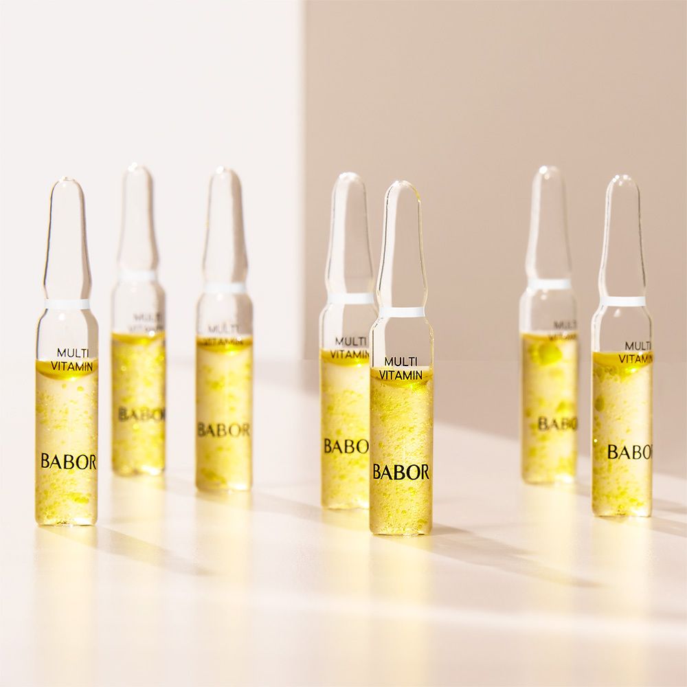 Babor Multi Vitamin Ampulle, Glasbehälter mit gelbem Serum und schwarzem Logo.