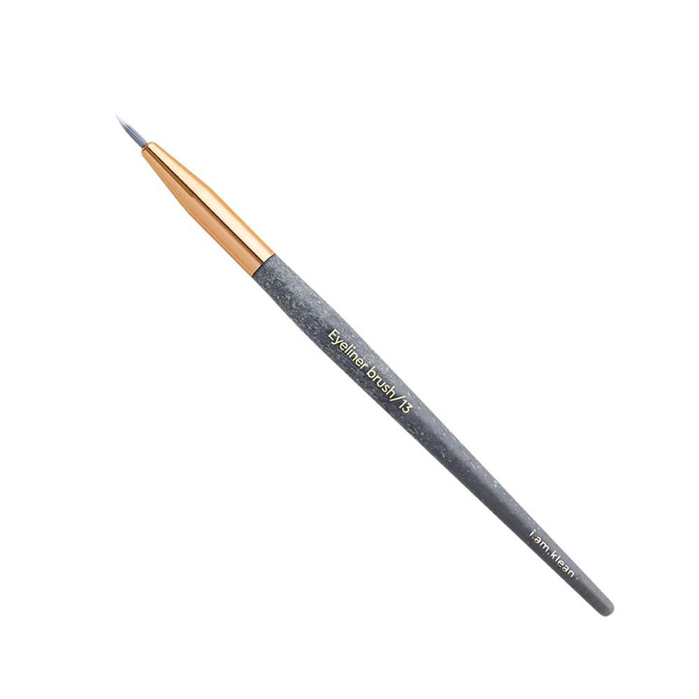 Pinceau eyeliner avec manche gris et virole dorée. Inscription "Eyeliner brush/13" et "i.am.klean" sur le manche.