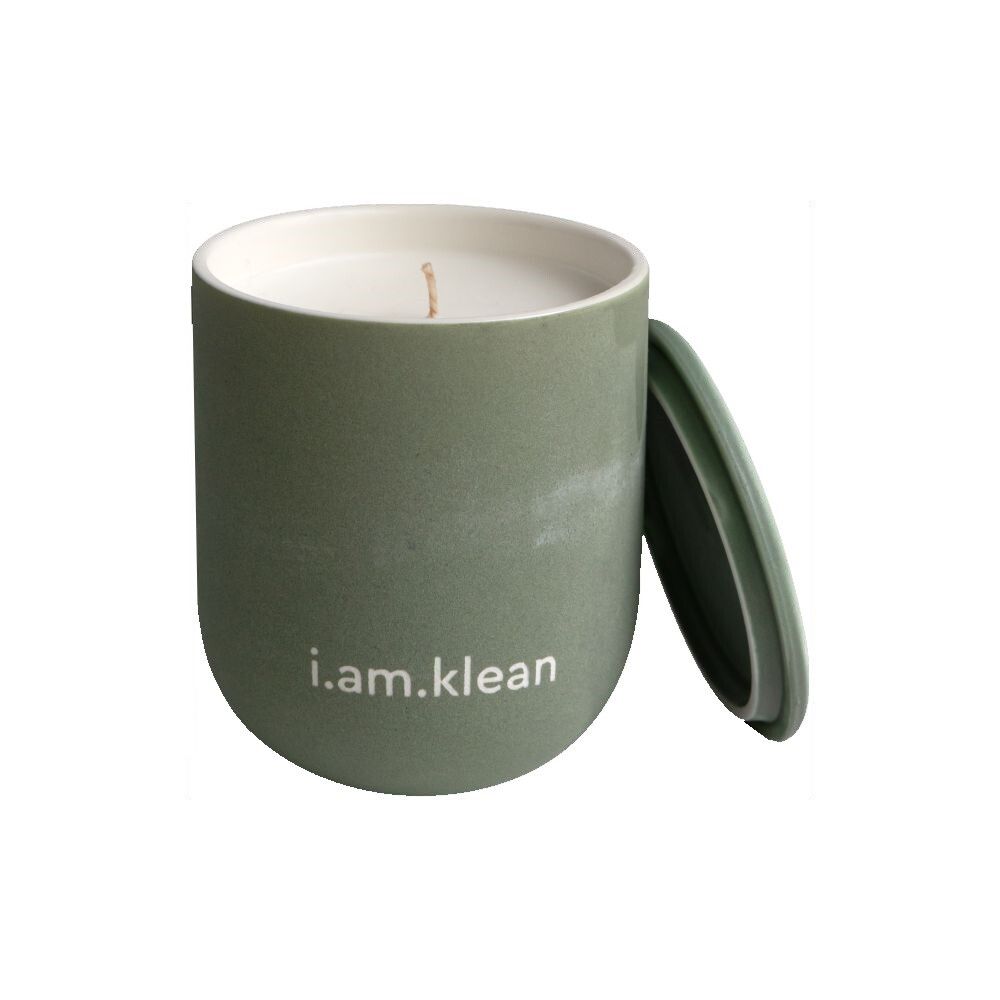 Grüne Kerze mit Deckel. Aufschrift: i.am.klean. Kerze aus Keramik mit Docht. Deckel liegt daneben.