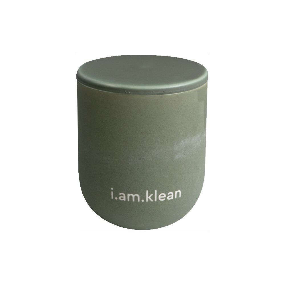 Grüne Kerze mit Deckel. Keramik-Kerze mit Deckel. Aufschrift: i.am.klean. Deckel geschlossen.