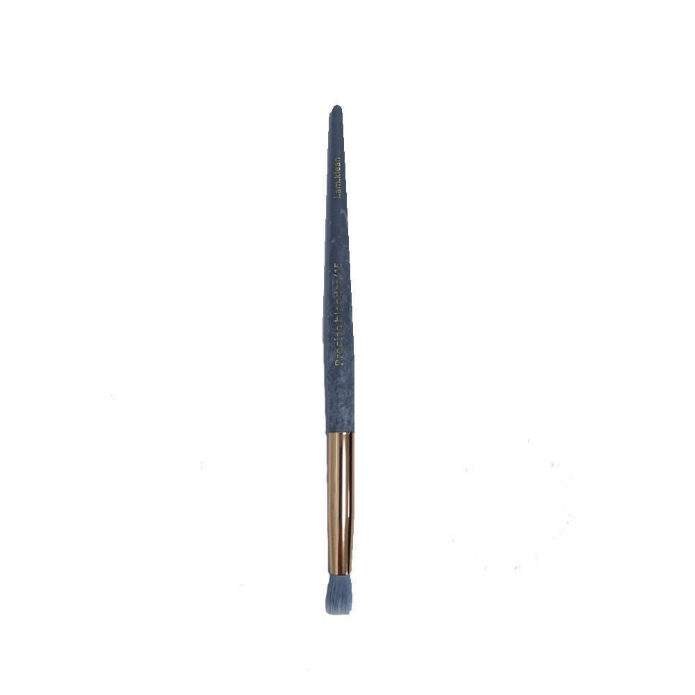 Pinsel mit blauem Griff, goldener Zwinge und grauem Pinselkopf. Auf weißem Hintergrund.