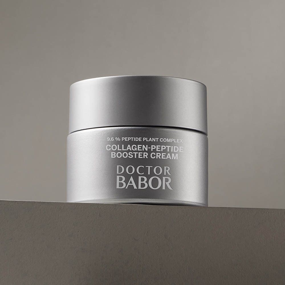 Silberfarbener Tiegel mit Deckel. Aufschrift: Collagen-Peptide Booster Cream, Doctor BABOR.
