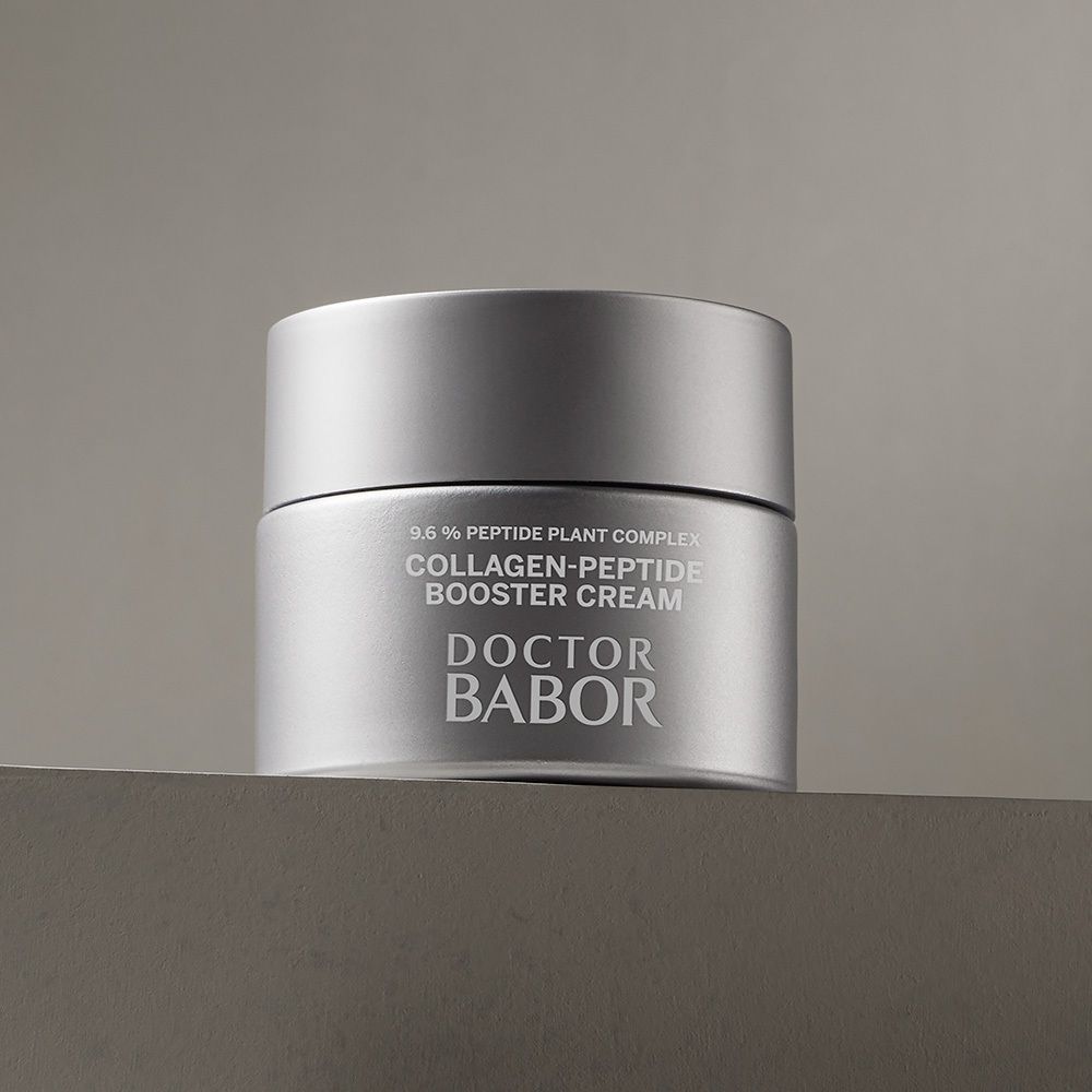 Pot argenté avec crème. Inscription : Collagen-Peptide Booster Cream, Doctor BABOR.