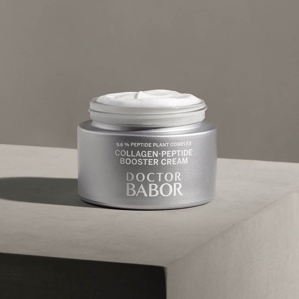 Silberfarbener Tiegel mit Deckel. Aufschrift: Collagen-Peptide Booster Cream, Doctor BABOR.