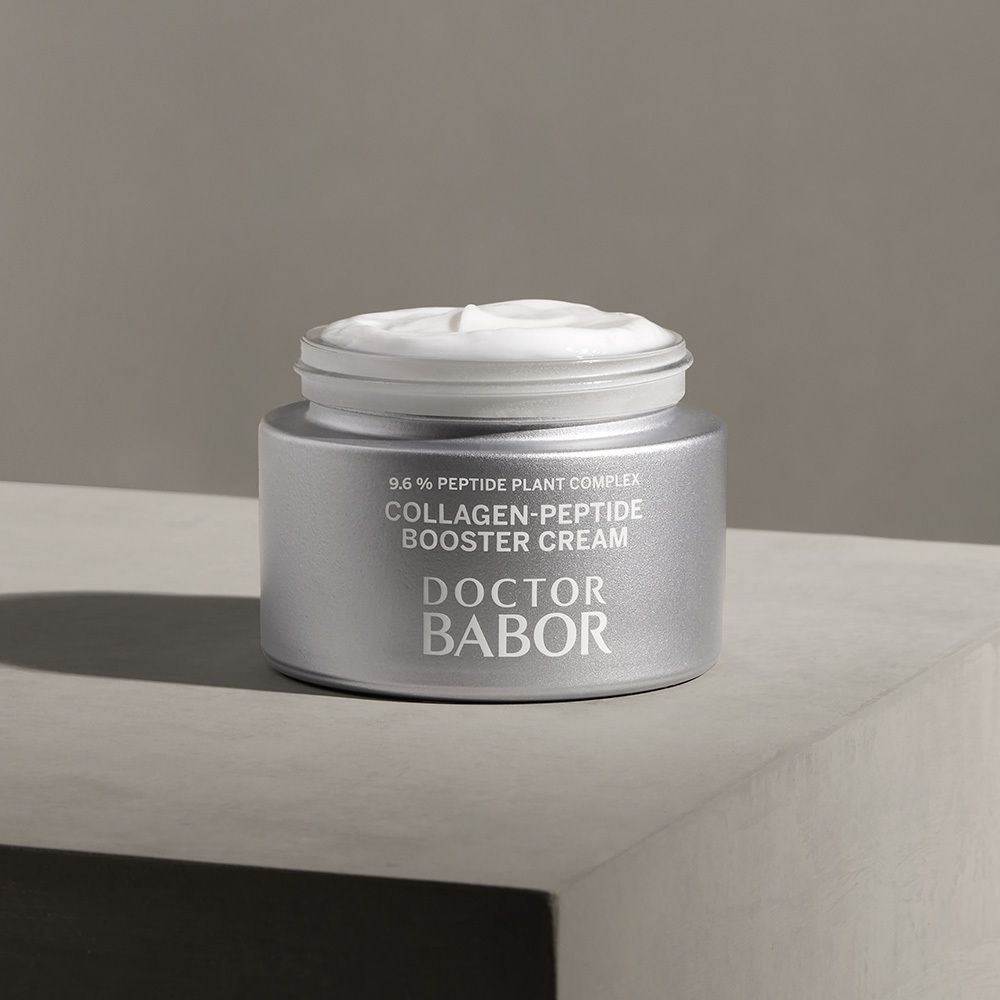 Pot argenté avec crème. Inscription : Collagen-Peptide Booster Cream, Doctor BABOR.