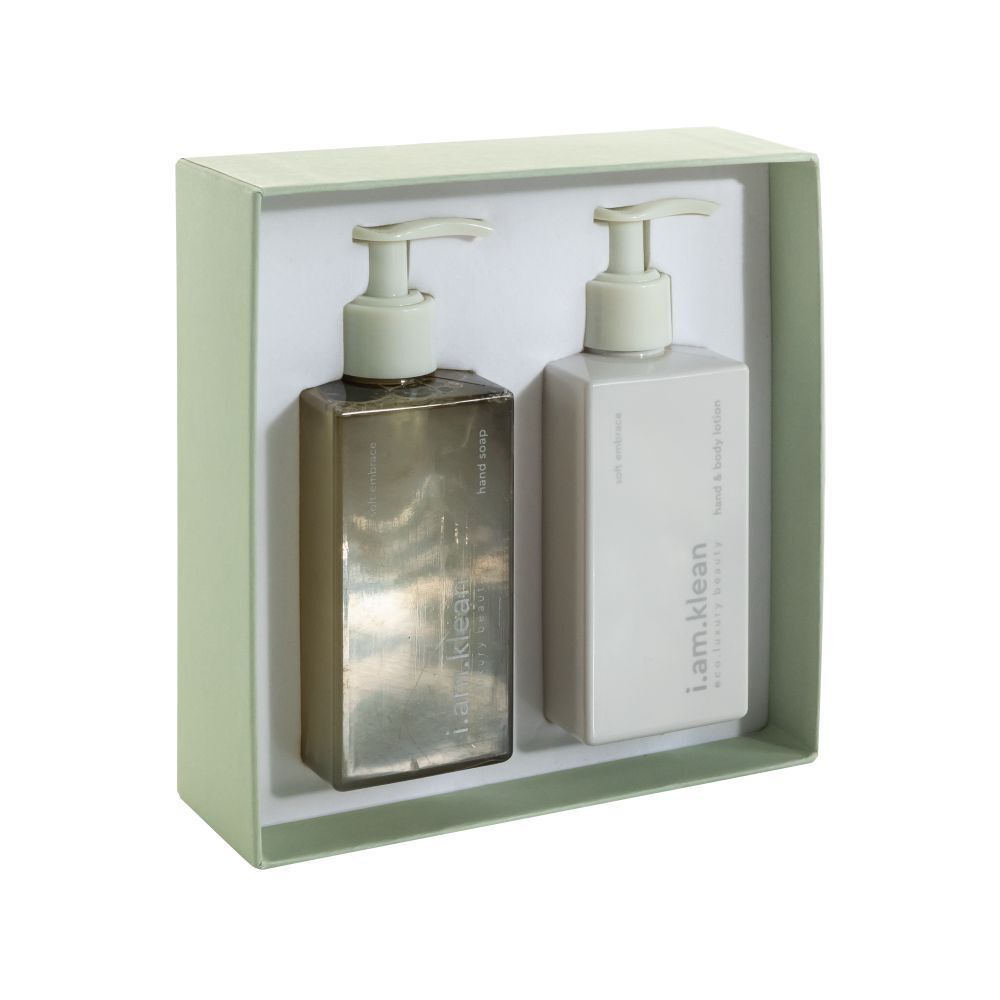 Coffret cadeau avec deux flacons pompe. Inscriptions: i.am.klean, eco luxury beauty, Soft Embrace, Hand Soap, Hand & Body Lotion.