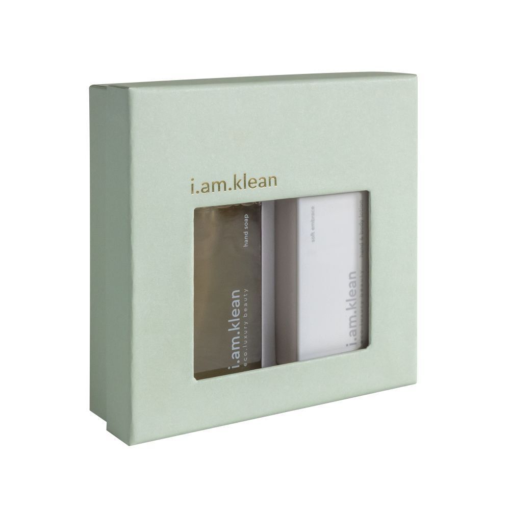 Coffret cadeau avec fenêtre. Contient savon et lotion. Inscriptions: i.am.klean, eco luxury beauty, Soft Embrace, Hand Soap, Hand & Body Lotion.